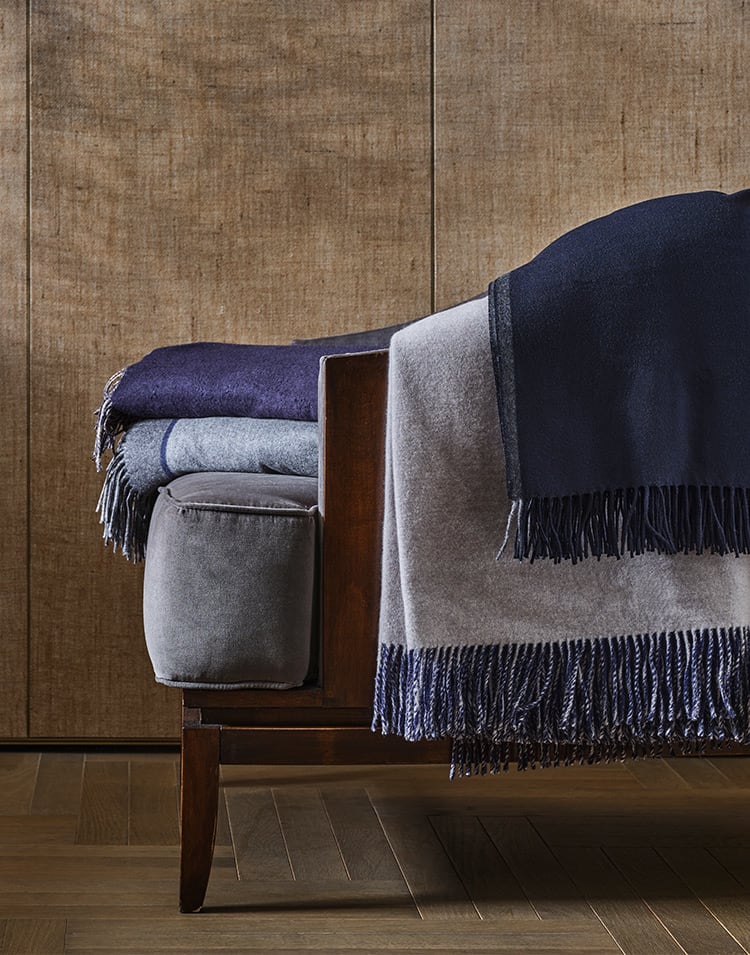 ホームデコレーションに最適な上掛け、ブランケット | Brunello Cucinelli